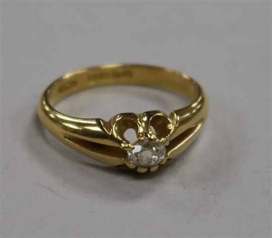 A late Victorian 18ct gold and claw set solitaire diamond ring with split shank shoulders, size P.